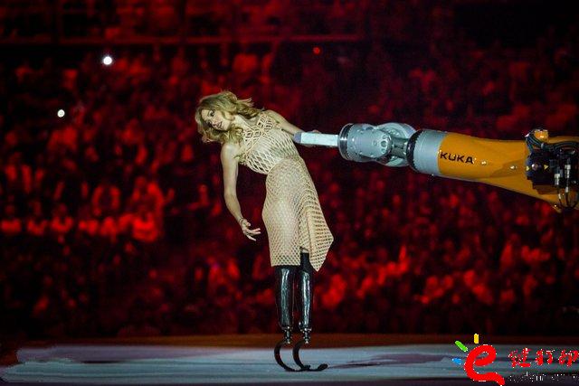 3D打印服裝_殘奧會(huì)開(kāi)幕式之星Amy Purdy的3D打印連衣裙閃耀舞臺(tái) 3D打印服裝_殘奧會(huì)開(kāi)幕式之星Amy Purdy的3D打印連衣裙閃耀舞臺(tái)