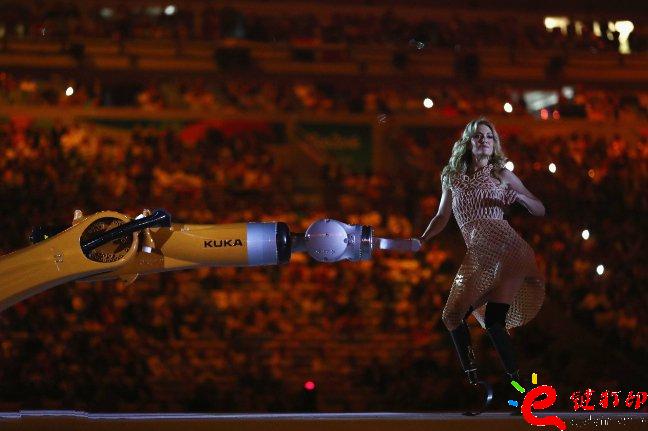 3D打印服裝_殘奧會(huì)開(kāi)幕式之星Amy Purdy的3D打印連衣裙閃耀舞臺(tái) 3D打印服裝_殘奧會(huì)開(kāi)幕式之星Amy Purdy的3D打印連衣裙閃耀舞臺(tái)