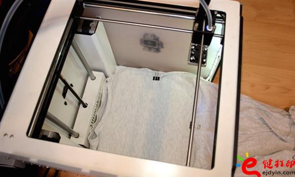 將T恤鋪在構(gòu)建板上-3D打印培訓(xùn)設(shè)計(jì)簡(jiǎn)易教程 DIY個(gè)性定制自己的T恤3D打印裝飾